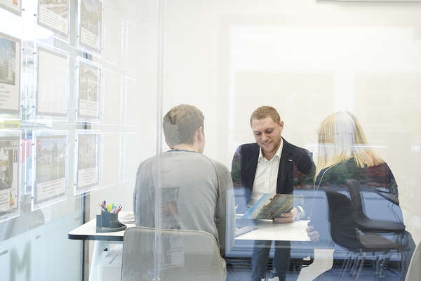 Photo d'un conseiller Monod Immobilier avec 2 clients dans l'agence d'Epagny