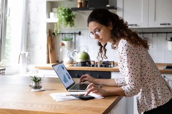 Illustration investissement - Femme devant son ordinateur dans un appartement
