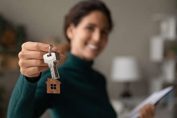 Illustration - Passer par une agence immobilière pour acheter un bien, femme avec clé